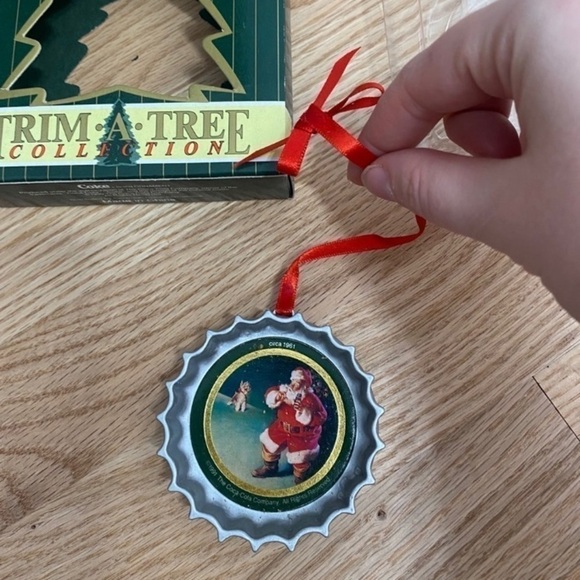 Coca Cola Bottle Cap Ornament Great Condition - Picture 1 of 4